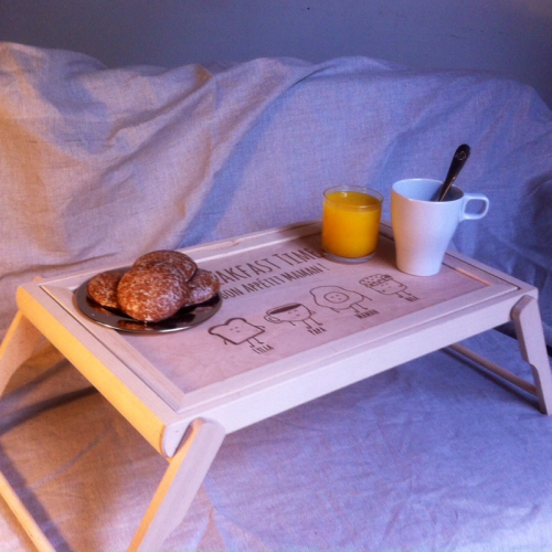 Bett mit Frühstückstablett -Platten und Gravur Präsentations-Tabletts fürs |